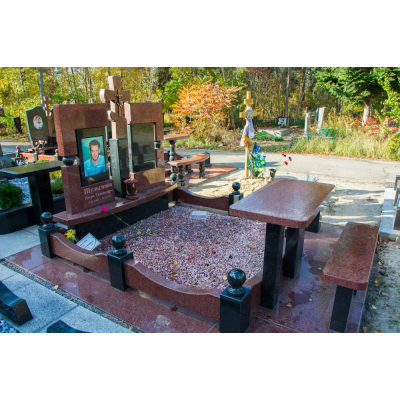 Подвійний гранітний пам'ятник з червоним хрестом